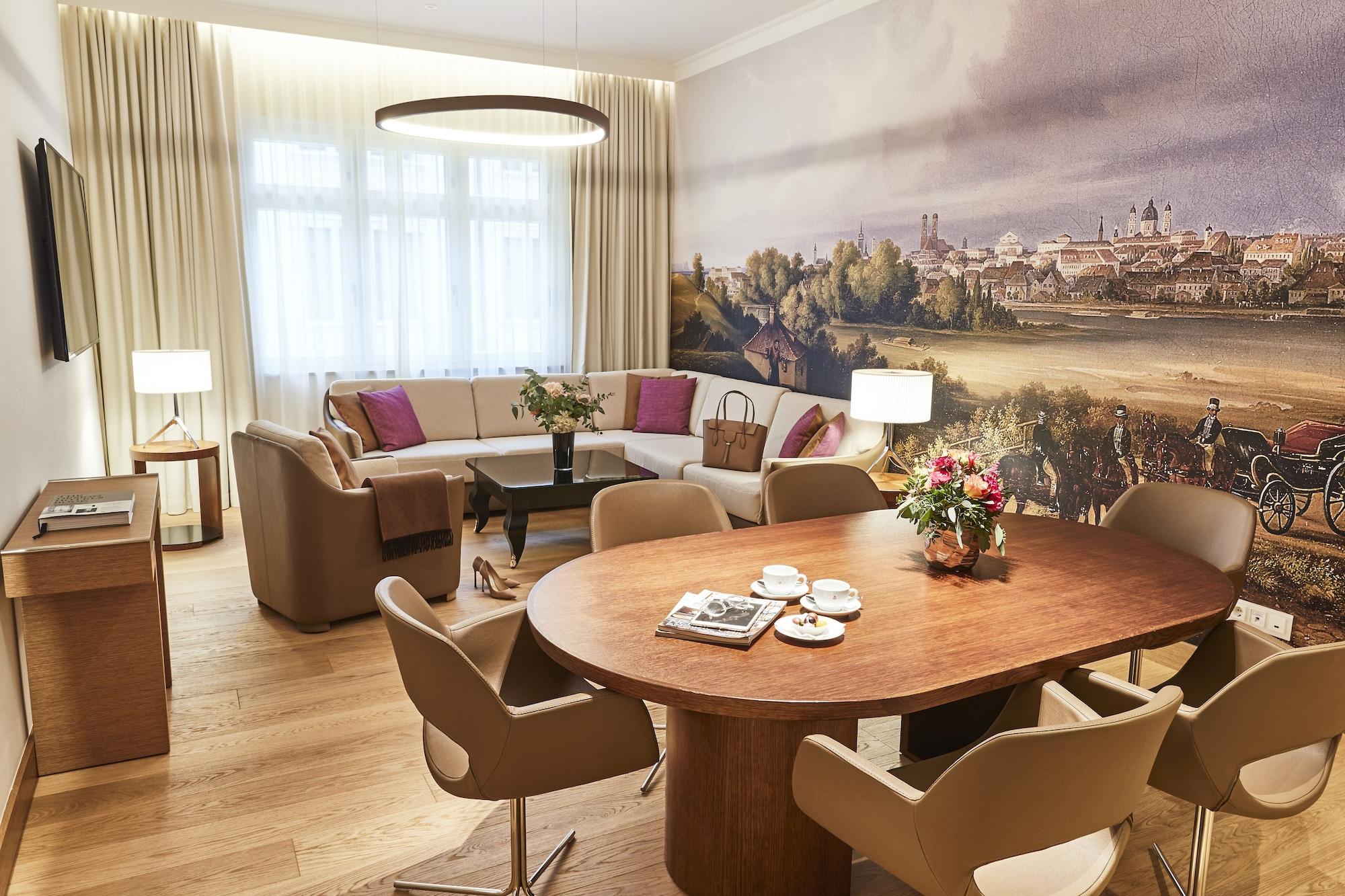 Vier Jahreszeiten Kempinski Muenchen Luaran gambar A suite at the hotel
