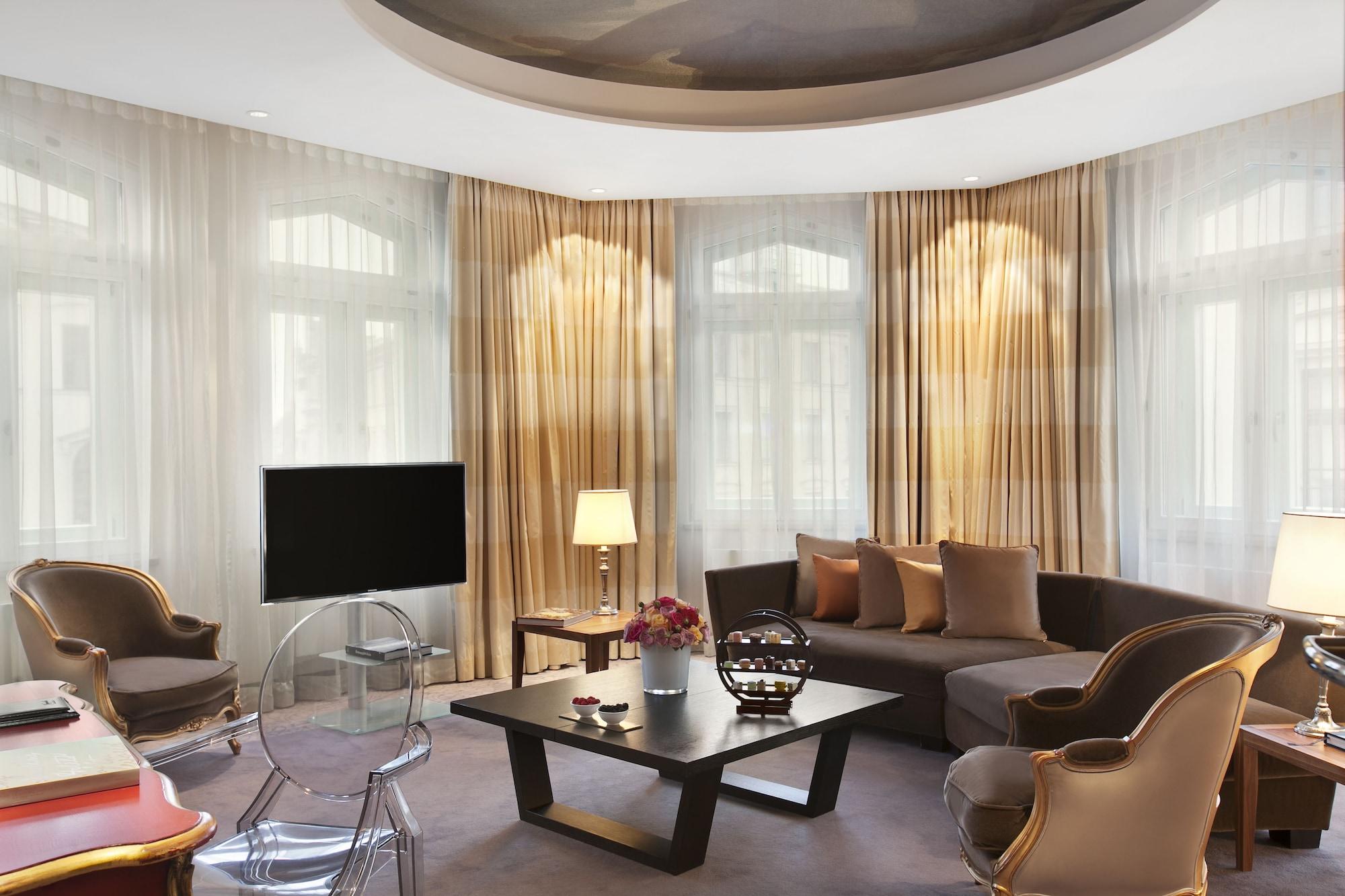 Vier Jahreszeiten Kempinski Muenchen Luaran gambar A suite at the Mandarin Oriental, Munich