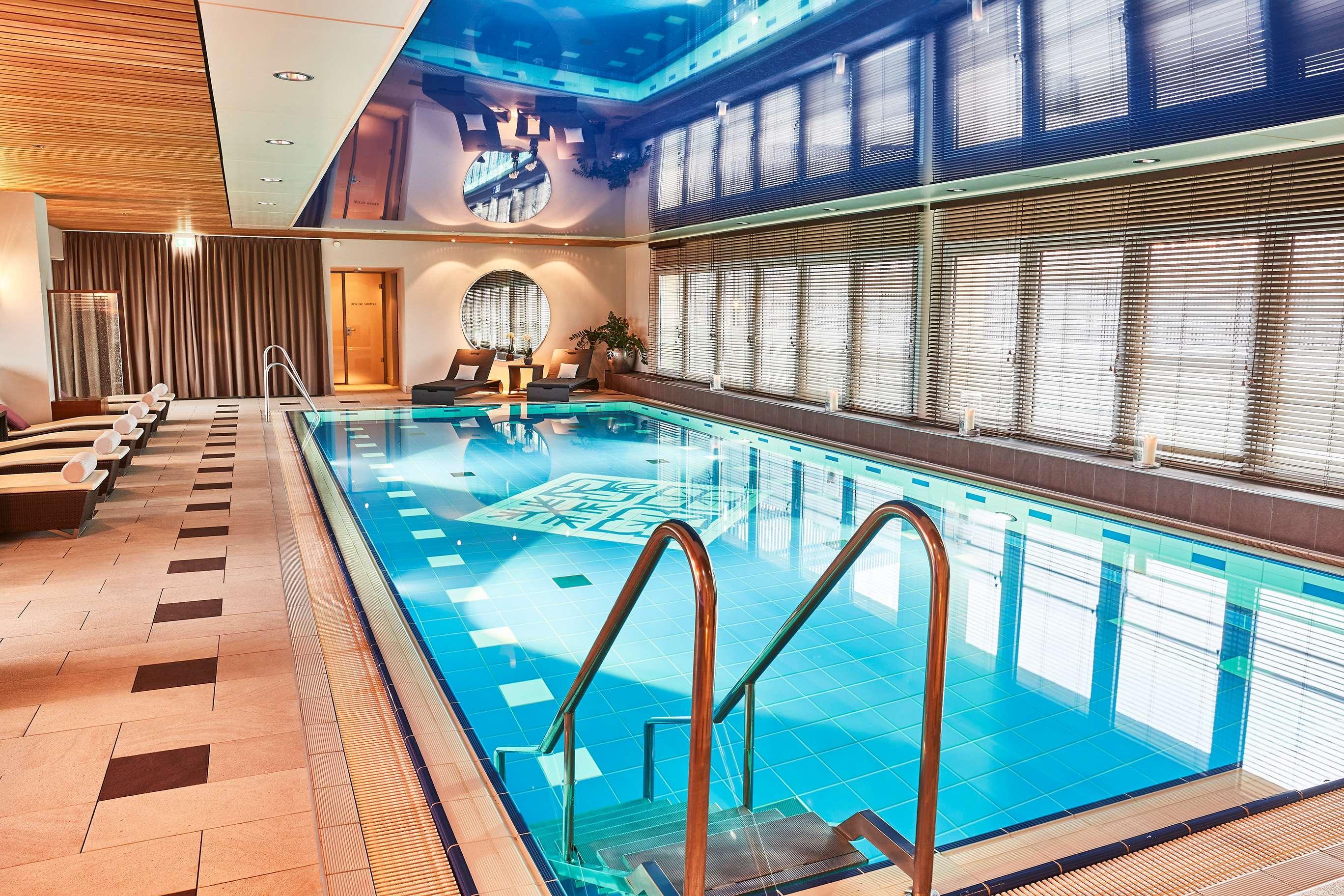 Vier Jahreszeiten Kempinski Muenchen Luaran gambar The pool at the 10118 Charlie's Club