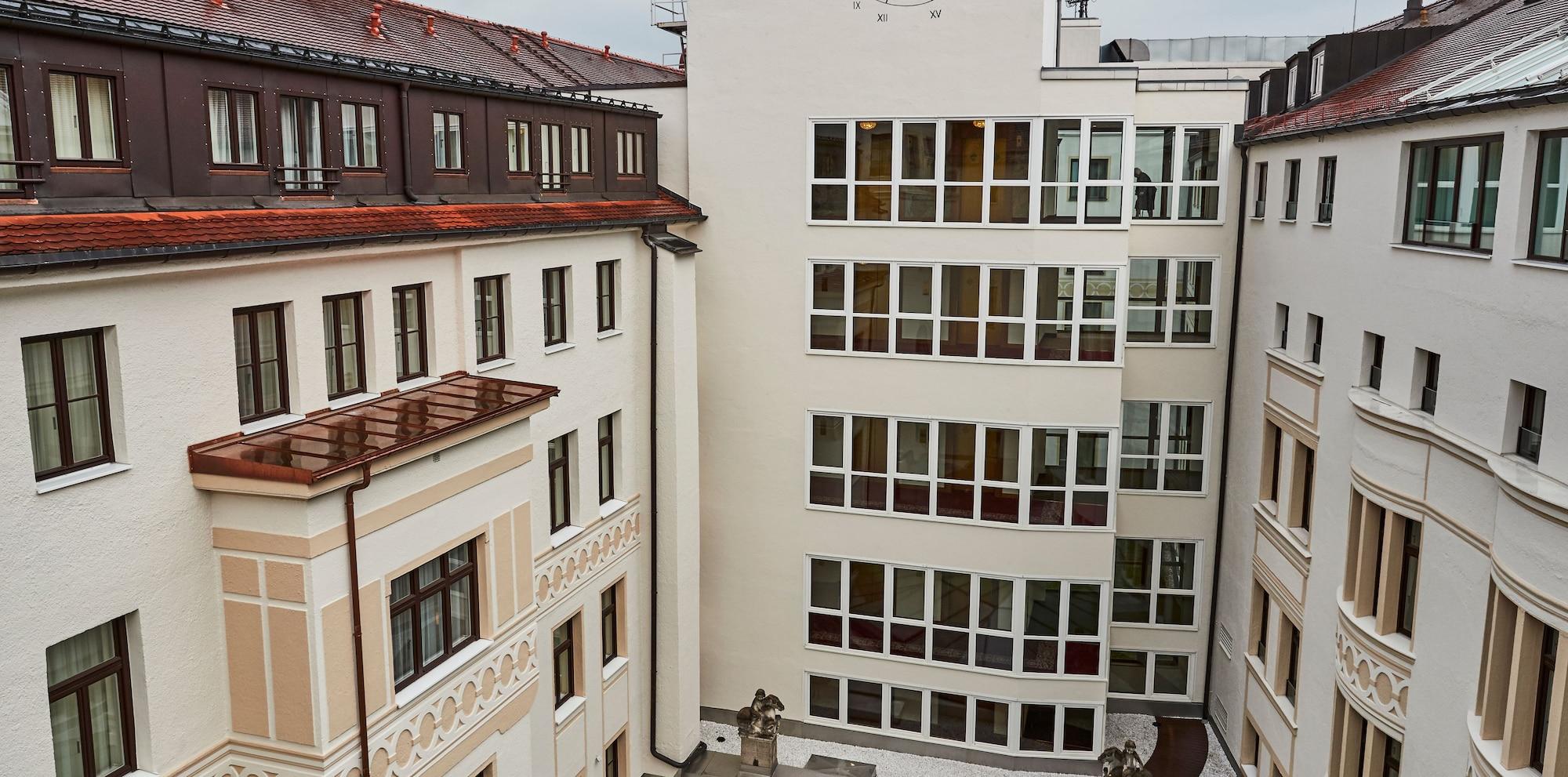 Vier Jahreszeiten Kempinski Muenchen Luaran gambar The courtyard of the school