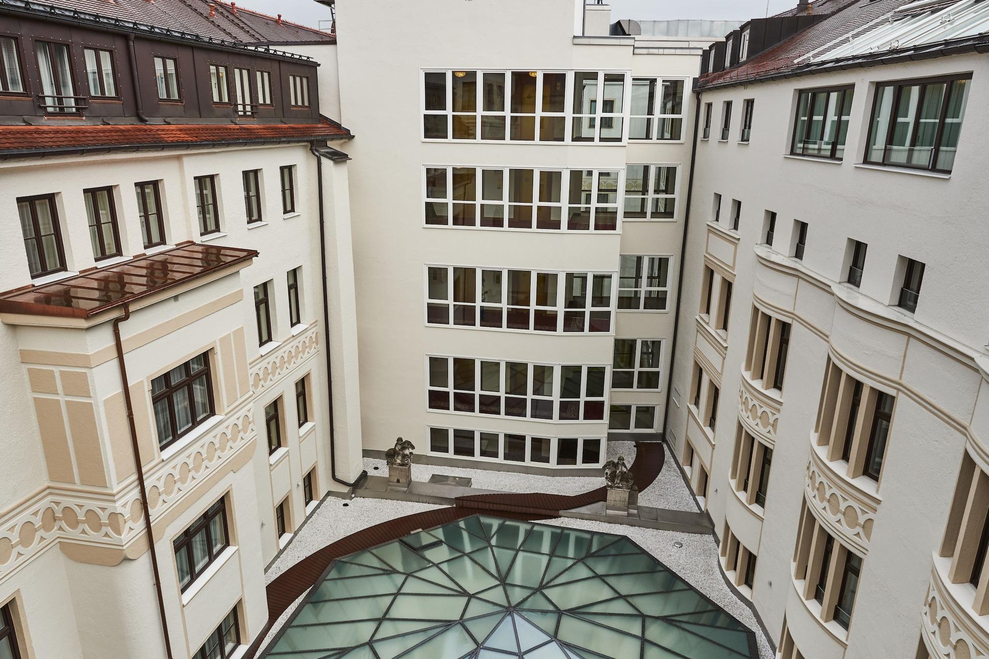 Vier Jahreszeiten Kempinski Muenchen Luaran gambar The courtyard of the university library