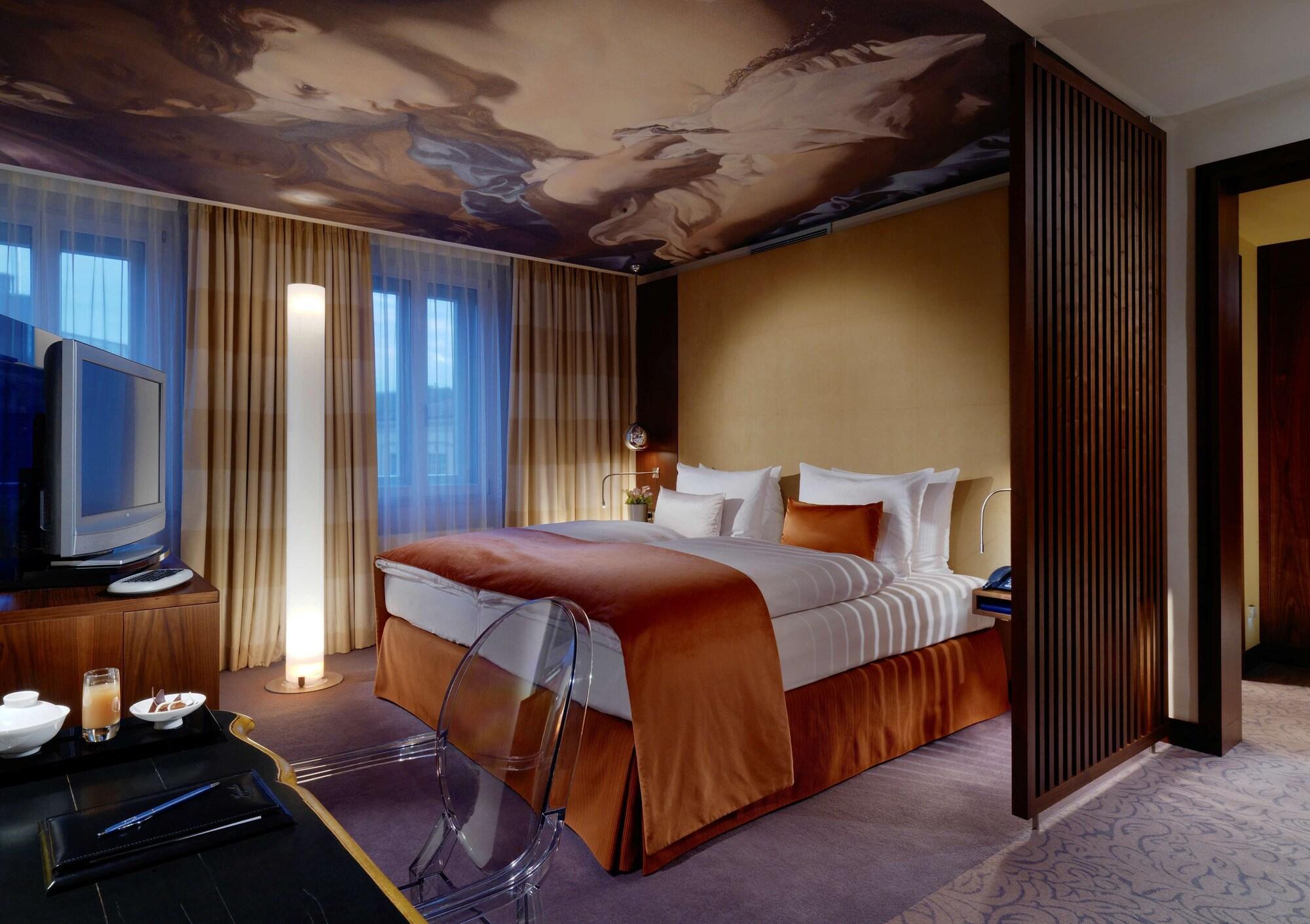 Vier Jahreszeiten Kempinski Muenchen Luaran gambar A room at the Mandarin Oriental, Munich