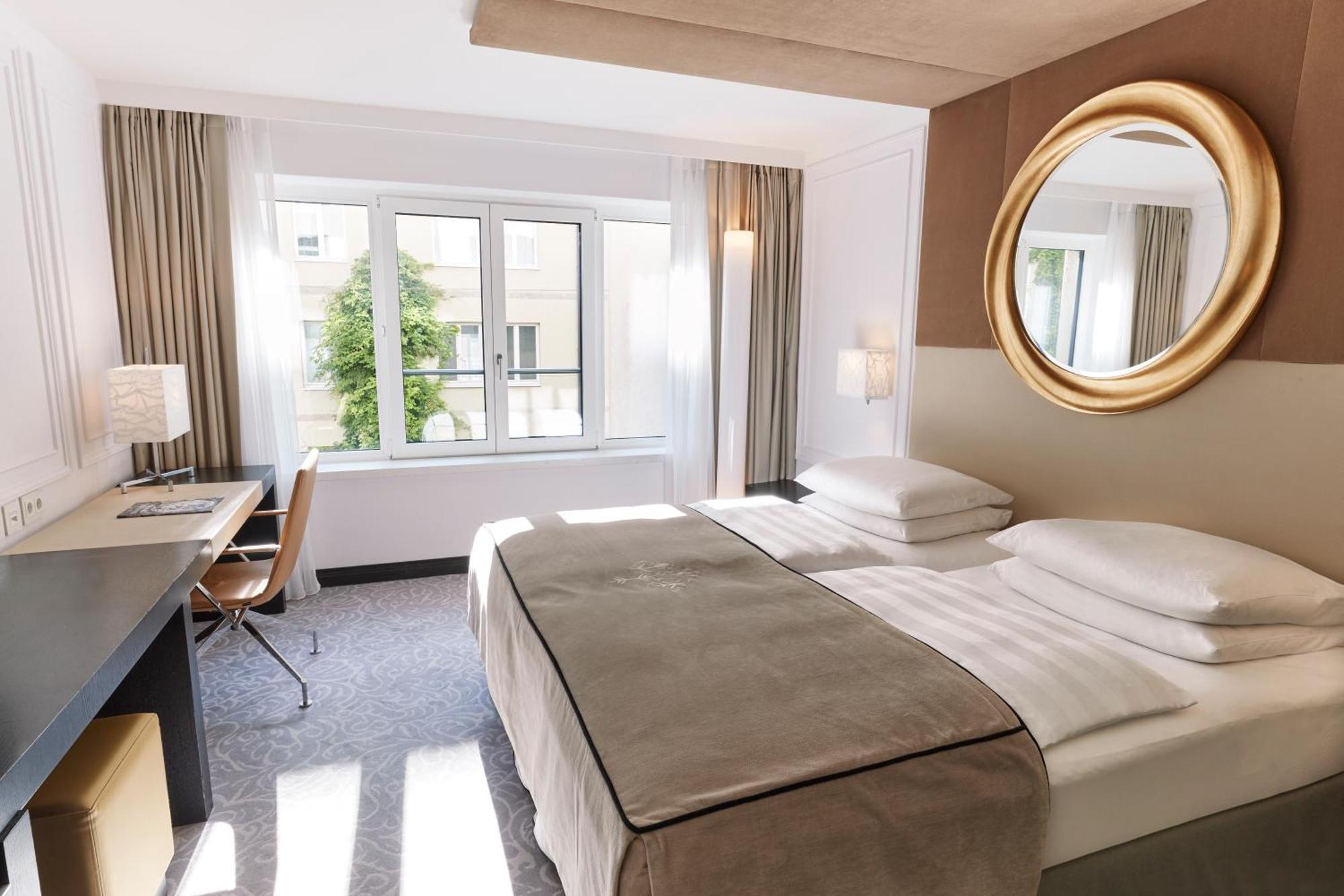 Vier Jahreszeiten Kempinski Muenchen Luaran gambar A room at the hotel