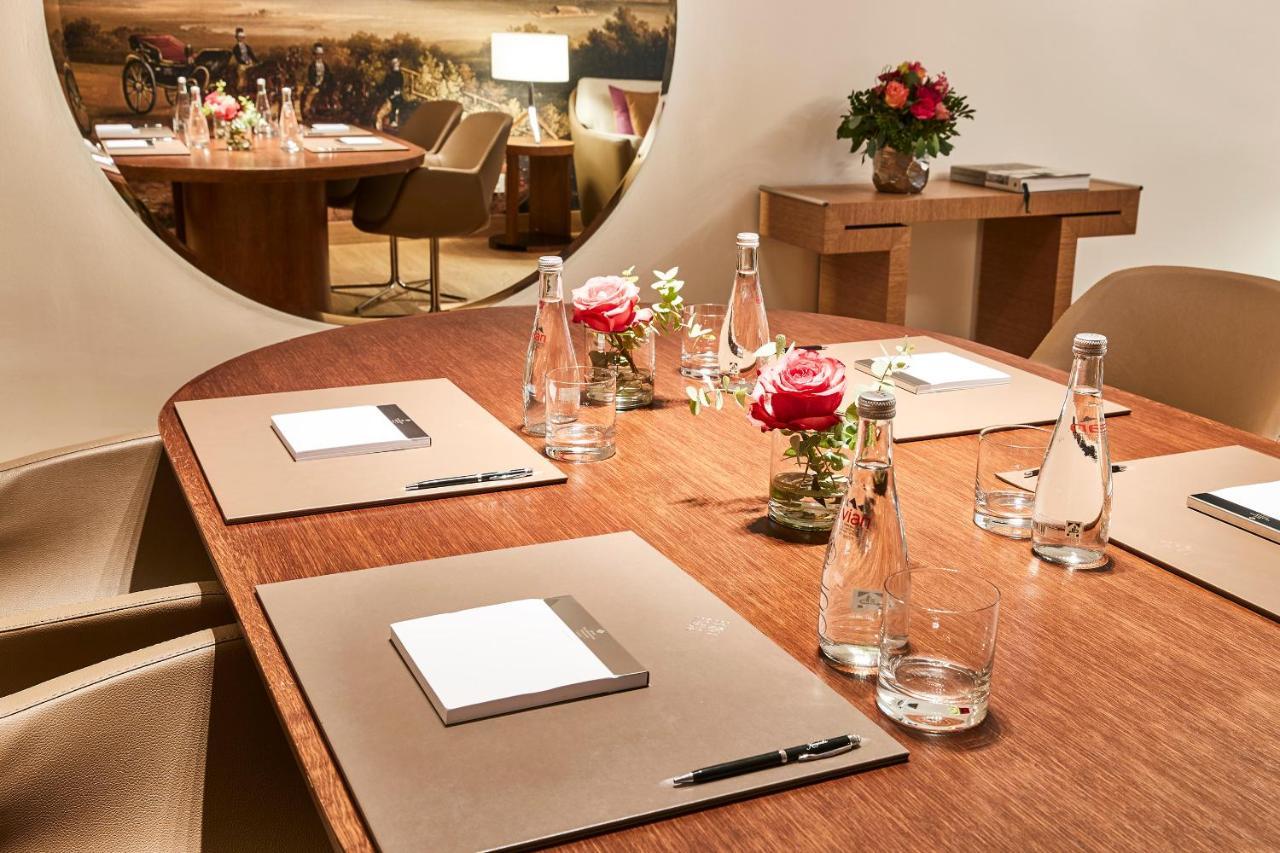 Vier Jahreszeiten Kempinski Muenchen Luaran gambar Meeting room at the Mandarin Oriental, London