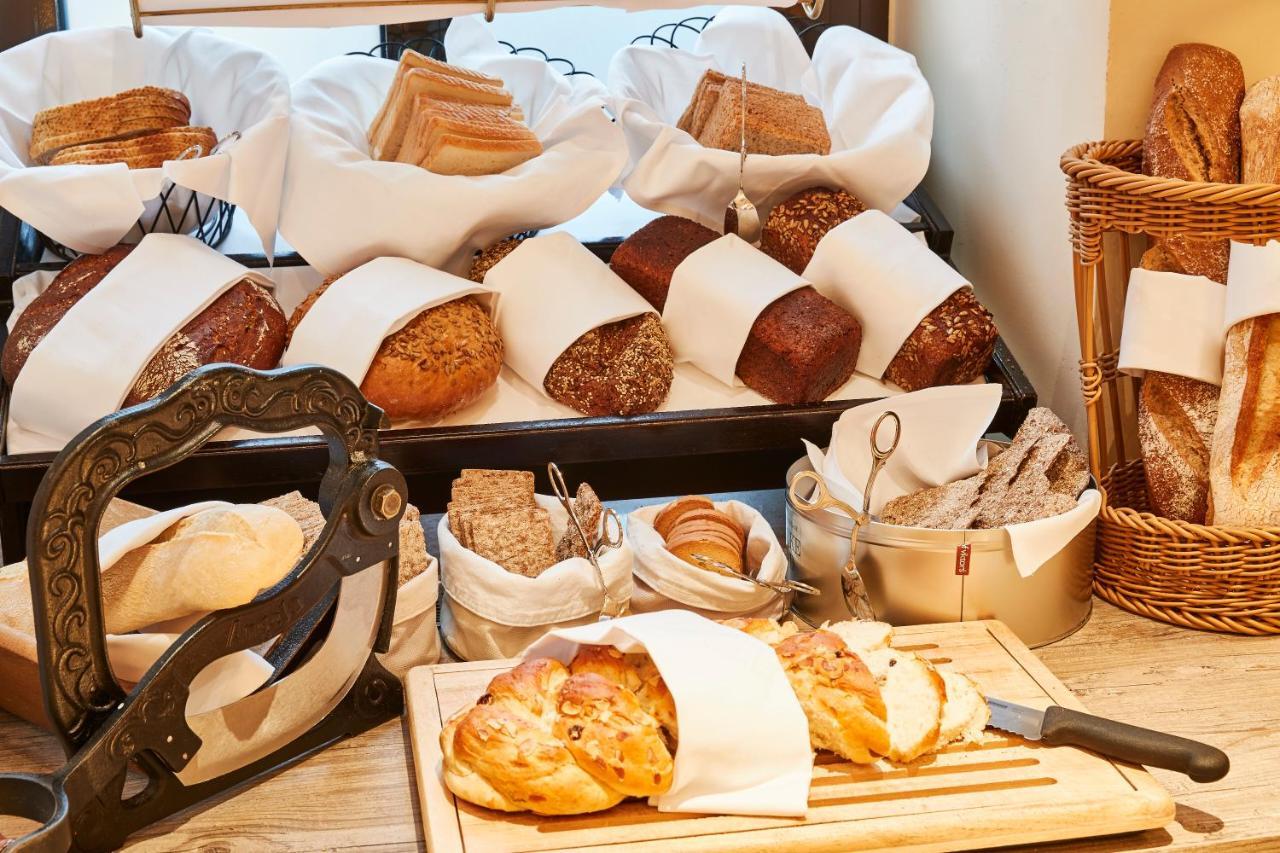 Vier Jahreszeiten Kempinski Muenchen Luaran gambar Bread at a bakery